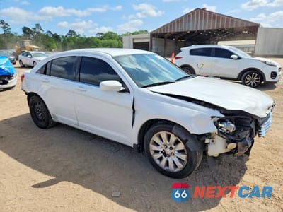 Czwarte zdjęcie samochodu z boku: 2012 CHRYSLER 200 LX VIN:1C3CCBAB8CN105817 - miniatura