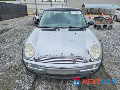 Piąte zdjęcie samochodu w środku: 2002 MINI COOPER VIN:WMWRC33422TC32776 - miniatura