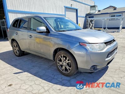 Czwarte zdjęcie samochodu z boku: 2014 MITSUBISHI OUTLANDER SE VIN:JA4AZ3A37EZ015516 - miniatura