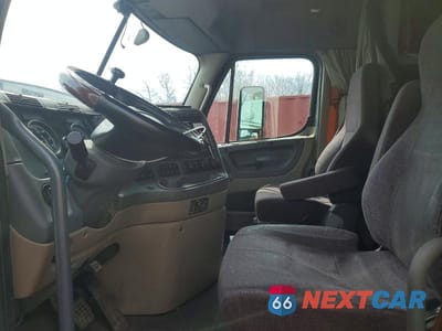 Piąte zdjęcie samochodu w środku: 2018 FREIGHTLINER CASCADIA 125 SEMI TRUCK VIN:1FUJGLDRXJLJK3369 - miniatura