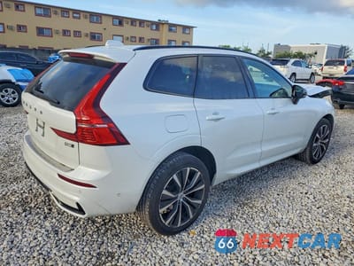 Trzecie zdjęcie samochodu z tyłu: 2025 VOLVO XC60 PLUS VIN:YV4M12RC8S1068032 - miniatura