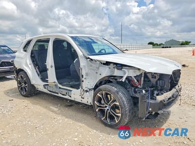 Czwarte zdjęcie samochodu z boku: 2025 BMW X5 XDRIVE50E VIN:5UX43EU02S9Z41429 - miniatura