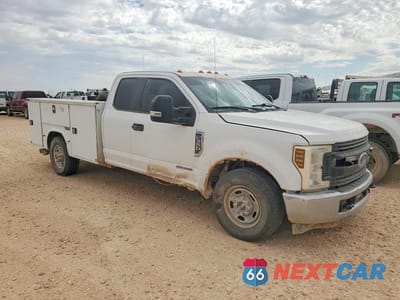 Czwarte zdjęcie samochodu z boku: 2019 FORD F350 SUPER DUTY VIN:1FD7X3ET7KEC91256 - miniatura