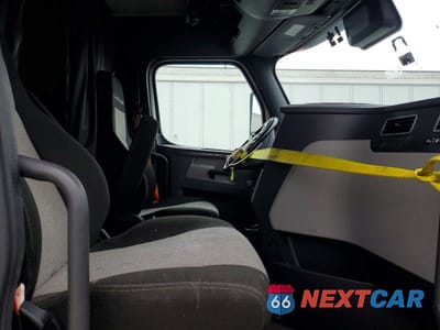 Piąte zdjęcie samochodu w środku: 2023 FREIGHTLINER CASCADIA 126 SEMI TRUCK VIN:3AKJHHDR2PSUL8934 - miniatura