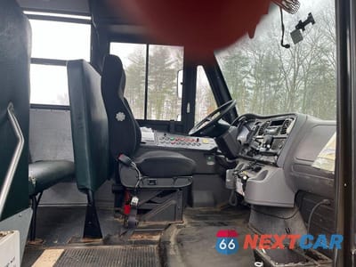 Piąte zdjęcie samochodu w środku: 2015 FREIGHTLINER CHASSIS B2B VIN:4UZABRDU3FCGJ8502 - miniatura
