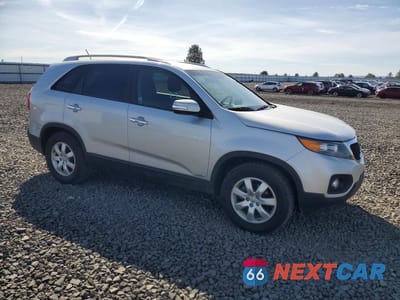 Czwarte zdjęcie samochodu z boku: 2013 KIA SORENTO LX VIN:5XYKTDA29DG411842 - miniatura