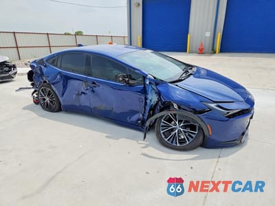 Czwarte zdjęcie samochodu z boku: 2025 TOYOTA PRIUS XLE VIN:JTDACAAU5S3057864 - miniatura