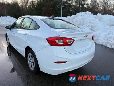 Trzecie zdjęcie samochodu z tyłu: 2019 CHEVROLET CRUZE LS VIN:1G1BC5SM6K7101351 - miniatura