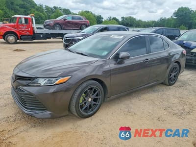 2018 TOYOTA CAMRY LE 4T1B11HK7JU063913 - główne zdjęcie licytacji z USA - miniatura