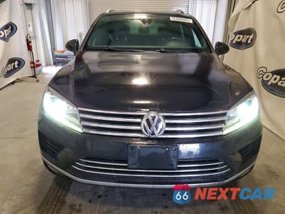Piąte zdjęcie samochodu w środku: 2017 VOLKSWAGEN TOUAREG WOLFSBURG VIN:WVGRF7BP1HD001263 - miniatura