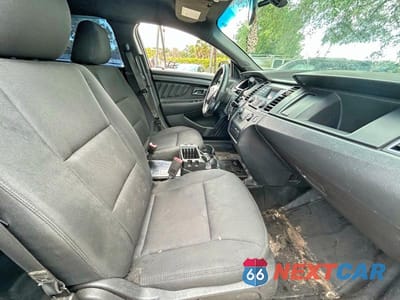 Piąte zdjęcie samochodu w środku: 2018 FORD TAURUS POLICE INTERCEPTOR VIN:1FAHP2MK1JG125643 - miniatura
