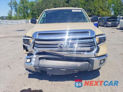 Piąte zdjęcie samochodu w środku: 2017 TOYOTA TUNDRA SR5 VIN:5TFDW5F19HX585192 - miniatura
