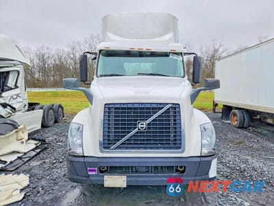 Zdjęcie 9 z 10 samochodu: 2018 VOLVO VNL SEMI TRUCK VIN:4V4N39TG5JN892801 - miniatura