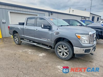 Czwarte zdjęcie samochodu z boku: 2018 NISSAN TITAN XD SV VIN:1N6BA1F4XJN546201 - miniatura