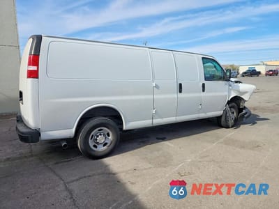 Trzecie zdjęcie samochodu z tyłu: 2024 CHEVROLET EXPRESS 3500 CARGO DELIVERY VAN VIN:1GCZGHFP0R1254188 - miniatura