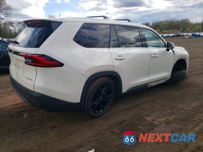 Trzecie zdjęcie samochodu z tyłu: 2024 TOYOTA GRAND HIGHLANDER PLATINUM VIN:5TDAAAB5XRS046123 - miniatura