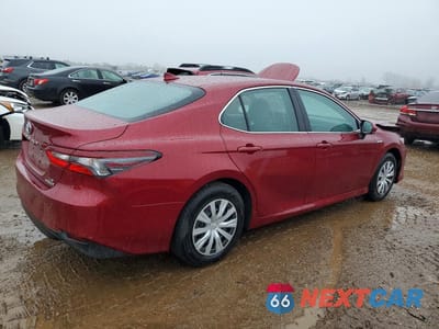 Trzecie zdjęcie samochodu z tyłu: 2021 TOYOTA CAMRY HYBRID LE VIN:4T1C31AKXMU031115 - miniatura