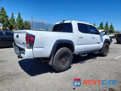 Trzecie zdjęcie samochodu z tyłu: 2022 TOYOTA TACOMA TRD PRO VIN:3TYCZ5AN6NT101756 - miniatura