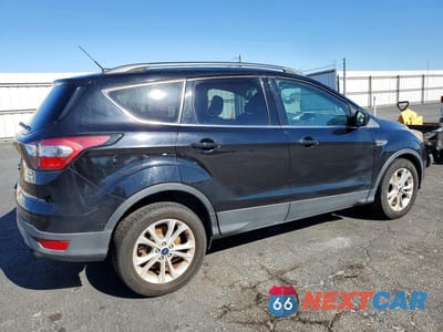 Trzecie zdjęcie samochodu z tyłu: 2018 FORD ESCAPE SE VIN:1FMCU0GDXJUA11779 - miniatura