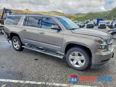 Czwarte zdjęcie samochodu z boku: 2019 CHEVROLET SUBURBAN C1500 LT VIN:1GNSCHKC7KR122124 - miniatura