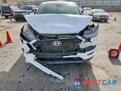 Piąte zdjęcie samochodu w środku: 2019 HYUNDAI TUCSON SE VIN:KM8J23A40KU838554 - miniatura