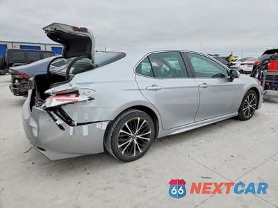 Trzecie zdjęcie samochodu z tyłu: 2020 TOYOTA CAMRY SE VIN:4T1G11AK3LU339717 - miniatura