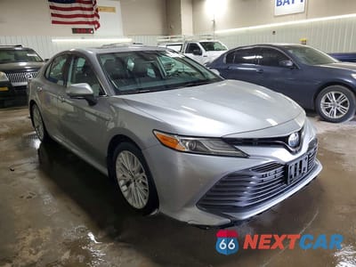 Czwarte zdjęcie samochodu z boku: 2019 TOYOTA CAMRY HYBRID XLE VIN:4T1B21HK0KU012915 - miniatura