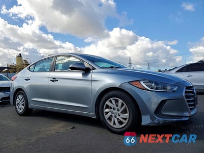 Czwarte zdjęcie samochodu z boku: 2017 HYUNDAI ELANTRA SE VIN:5NPD74LF7HH185845 - miniatura