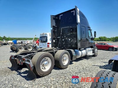 Czwarte zdjęcie samochodu z boku: 2015 FREIGHTLINER CASCADIA 125 VIN:1FUGGLDV9FLGF9131 - miniatura