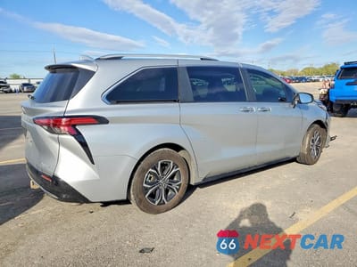Trzecie zdjęcie samochodu z tyłu: 2025 TOYOTA SIENNA PLATINUM 7-PASSENGER VIN:5TDESKFC5SS157827 - miniatura