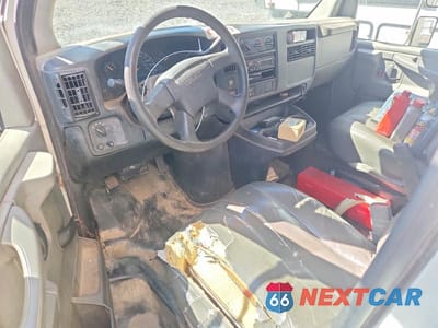 Zdjęcie 8 z 12 samochodu: 2006 GMC SAVANA BOX TRUCK VIN:1GDHG31U061248233 - miniatura
