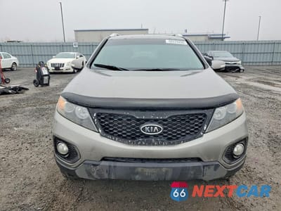 Piąte zdjęcie samochodu w środku: 2013 KIA SORENTO LX VIN:5XYKT3A67DG384170 - miniatura