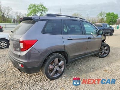 Trzecie zdjęcie samochodu z tyłu: 2020 HONDA PASSPORT VIN:5FNYF8H95LB020785 - miniatura