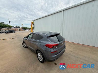 Trzecie zdjęcie samochodu z tyłu: 2019 HYUNDAI TUCSON SE VIN:KM8J23A40KU893067 - miniatura