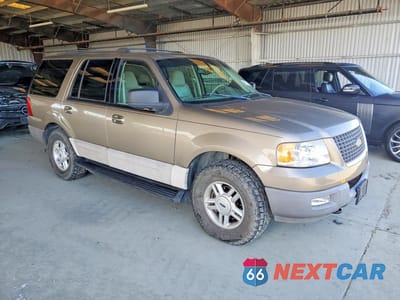 Czwarte zdjęcie samochodu z boku: 2003 FORD EXPEDITION XLT VIN:1FMPU16LX3LB65613 - miniatura