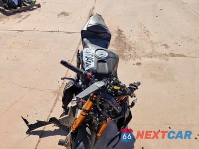 Piąte zdjęcie samochodu w środku: 2019 YAMAHA YZFR3 A VIN:MH3RH18YXKK002024 - miniatura