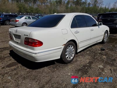 Trzecie zdjęcie samochodu z tyłu: 2000 MERCEDES-BENZ E 320 4MATIC VIN:WDBJF82GXYX028742 - miniatura