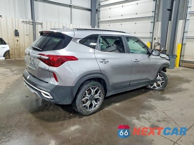 Trzecie zdjęcie samochodu z tyłu: 2021 KIA SELTOS EX VIN:KNDERCAA6M7119303 - miniatura