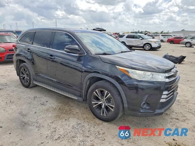 Czwarte zdjęcie samochodu z boku: 2019 TOYOTA HIGHLANDER LE VIN:5TDZARFH5KS055551 - miniatura