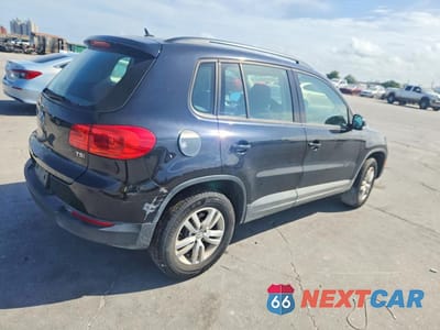 Trzecie zdjęcie samochodu z tyłu: 2016 VOLKSWAGEN TIGUAN VIN:WVGAV7AX0GW520003 - miniatura