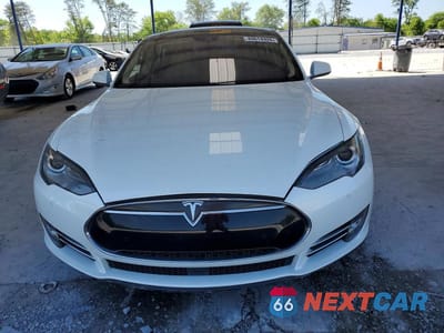 Piąte zdjęcie samochodu w środku: 2015 TESLA MODEL S VIN:5YJSA1E23FF116633 - miniatura