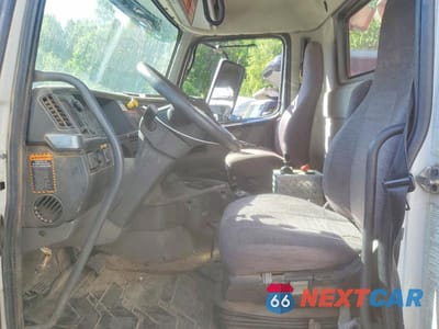 Piąte zdjęcie samochodu w środku: 2019 VOLVO VHD DUMP TRUCK VIN:4V5K99DH5KN207475 - miniatura