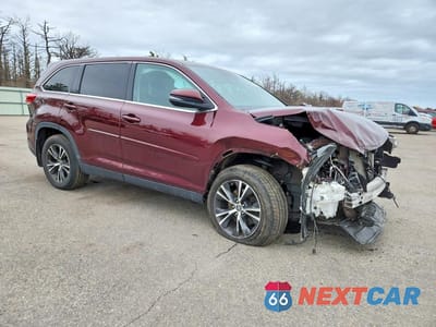 Czwarte zdjęcie samochodu z boku: 2019 TOYOTA HIGHLANDER LE VIN:5TDBZRFH8KS953264 - miniatura