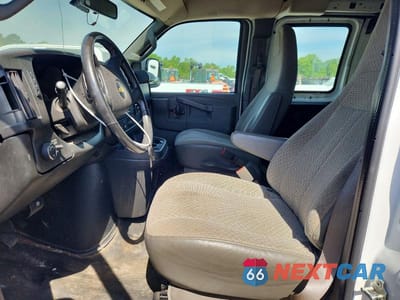 Zdjęcie 7 z 13 samochodu: 2020 CHEVROLET EXPRESS G2500 DELIVERY VAN VIN:1GCWGAFGXL1263496 - miniatura