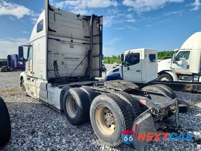 Trzecie zdjęcie samochodu z tyłu: 2014 VOLVO VNL SEMI TRUCK VIN:4V4NC9EH7EN172296 - miniatura