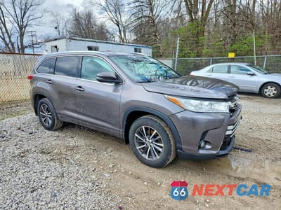 Czwarte zdjęcie samochodu z boku: 2017 TOYOTA HIGHLANDER XLE VIN:5TDJZRFH7HS518062 - miniatura