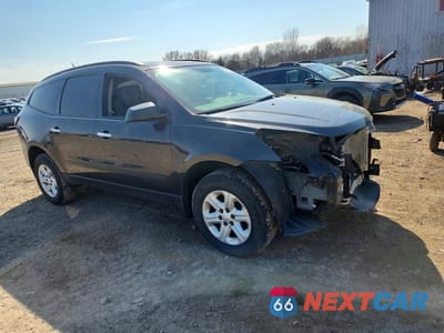 Czwarte zdjęcie samochodu z boku: 2017 CHEVROLET TRAVERSE LS VIN:1GNKRFKD9HJ313031 - miniatura