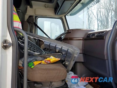 Piąte zdjęcie samochodu w środku: 2016 VOLVO VNL SEMI TRUCK VIN:4V4NC9EH8GN944274 - miniatura