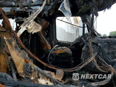Piąte zdjęcie samochodu w środku: 2018 VOLVO VNL SEMI TRUCK VIN:4V4NC9EH6JN994680 - miniatura