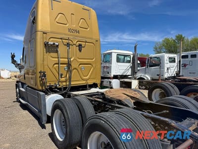 Trzecie zdjęcie samochodu z tyłu: 2017 FREIGHTLINER CASCADIA TRUCKS SEMI TRUCK VIN:3AKJGLDR7HSHV1147 - miniatura
